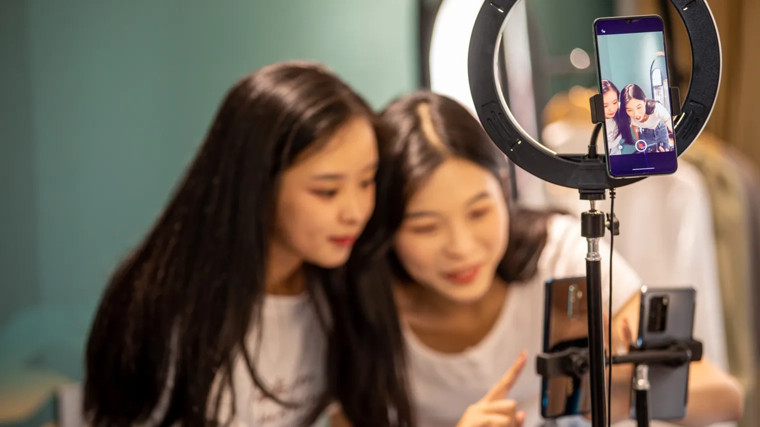 小欣奈电商直播间商品展示促销活动